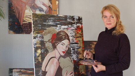 Malerin Sylvia Vandermeer in ihrem Atelier (privat)