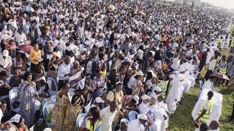 Kinshasa: Gläubige versammeln sich am Flughafen Ndolo für eine Heilige Messe unter der Leitung des Papste / © Samy Ntumba Shambuyi/AP (dpa)