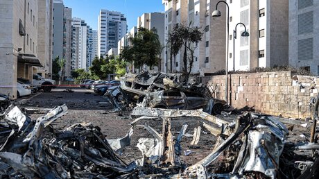 Ein Blick auf die Schäden eines Raketenangriffs in Ashkelon, Israel. / © Ilia Yefimovich (dpa)