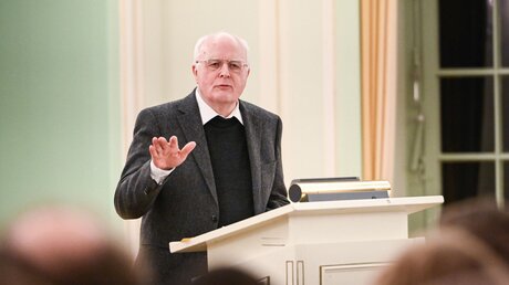 Karl-Heinz Menke, emeritierter Professor für Dogmatik und Theologische Propädeutik an der Universität Bonn / © Julia Steinbrecht (KNA)