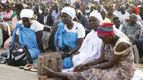 Frauen sitzen auf dem Boden und warten vor der Messe mit Papst Franziskus während seiner Reise im Südsudan / © Paul Haring/CNS photo (KNA)