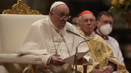 Papst Franziskus bei der Messfeier zur Osternacht im Petersdom
 / © Alessandra Tarantino (dpa)