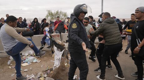 Migranten an der Grenze zwischen Chile und Peru / © Martin Mejia (dpa)
