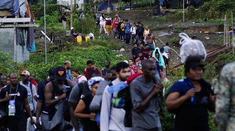 Migranten in Panama: Migranten stehen Schlange in der Provinz Darien vor einem Boot, nachdem sie den Darien Gap von Kolumbien aus überquert haben / © Arnulfo Franco/AP (dpa)