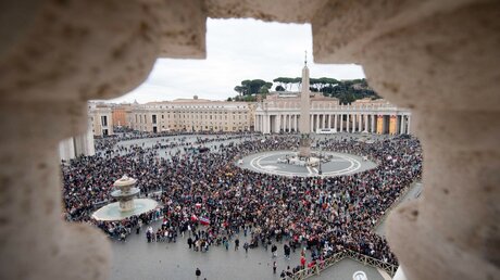 Mittagsgebet auf dem Petersplatz am 19. November 2023 / © Vatican Media/Romano Siciliani (KNA)