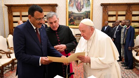 Mohamed Bazoum (l.), Präsident der Republik Niger, zu Besuch bei Papst Franziskus am 3. Dezember 2022 im Vatikan. / © Vatican Media/Romano Siciliani (KNA)