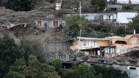 Beschädigte Häuser nach einem Unwetter auf der italienischen Insel Ischia / © Alessandro Garofalo/LaPresse (dpa)