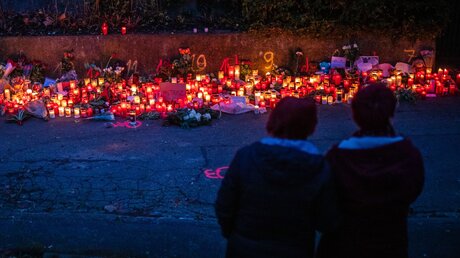 Zahlreiche Kerzen brennen am Tatort eines Messerangriffs auf zwei Schülerinnen in Illerkirchberg  / © Christoph Schmidt (dpa)