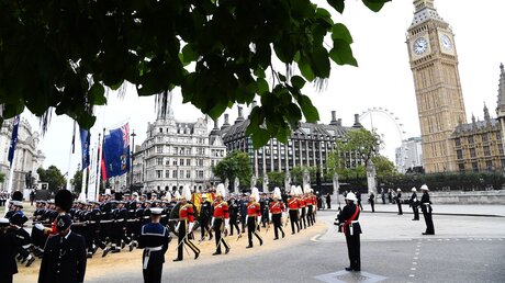 Der Sarg von Königin Elizabeth II. wird zum Staatsakt vor der Beisetzung von Königin Elizabeth II. in die Westminster Abbey gebracht / © Jeff Spicer (dpa)
