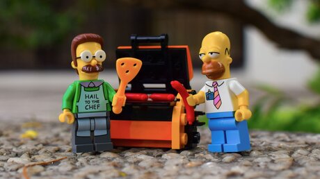 Ned Flanders und Homer Simpson als LEGO®-Figuren / © Julian R. Paterno (shutterstock)