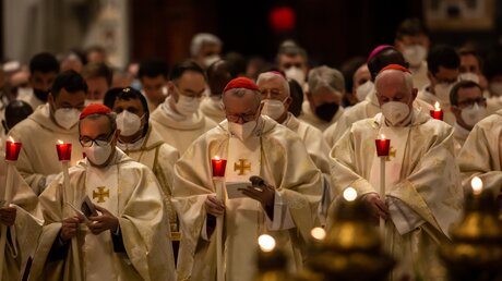 Geistliche mit angezündeten Kerzen während der Osternacht mit Papst Franziskus / © Cristian Gennari (KNA)