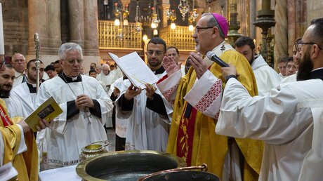 Erzbischof Pierbattista Pizzaballa (2.v.r.), Lateinischer Patriarch von Jerusalem, während der Ostervigil in der Grabeskirche  / © Andrea Krogmann (KNA)