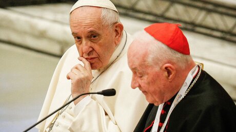 Papst Franziskus und Kardinal Marc Armand Ouellet am 17. Februar 2022 im Vatikan / © Paul Haring/CNS photo (KNA)