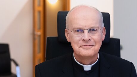 Franz-Josef Overbeck, Bischof von Essen, am 9. Dezember 2022 im Bischofshaus in Essen. / © Andre Zelck (KNA)