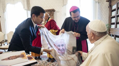 Papst Franziskus empfängt Mitglieder einer buddhistischen Delegation aus der Mongolei mit Bischof Giorgio Marengo am 28. Mai 2022  / © Romano Siciliani (KNA)