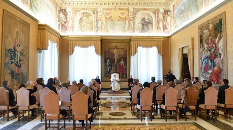 Papst Franziskus mit Mitarbeitern der Caritas / © Vatican Media (KNA)