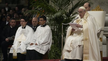 Papst Franziskus während der Messe im Petersdom zu Ehren der Heiligen Jungfrau von Guadalupe / © Gregorio Borgia (dpa)