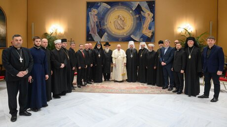 Papst Franziskus und Religionsvertreter aus der Ukraine am 25. Januar 2023 im Vatikan. / © Romano Siciliani (KNA)