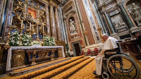 Papst Franziskus betet Rosenkranz für den Frieden / © Romano Siciliani (KNA)