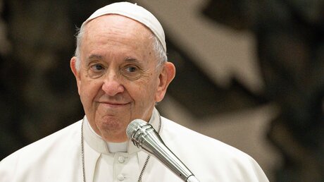 Papst Franziskus lächelt, Dezember 2021 im Vatikan / © Romano Siciliani (RV)