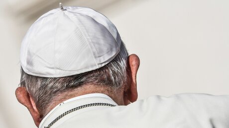 Papst Franziskus mit Pileolus von hinten / © Cristian Gennari/Romano Siciliani (KNA)