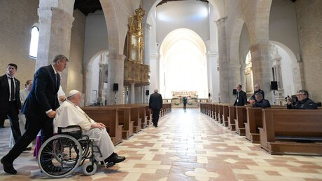 Papst Franziskus in der Basilika Santa Maria in Collemaggio in L'Aquila / © Vatican Media/Romano Siciliani (KNA)