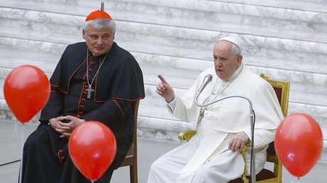 Papst Franziskus (r) sitzt neben Kardinal Konrad Krajewski / © Fabio Frustaci (dpa)