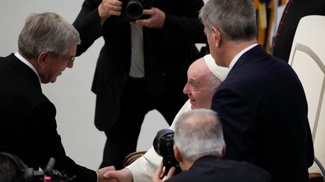 IOK-Präsident Bach bei Papst-Audienz / © Andrew Medichini (dpa)