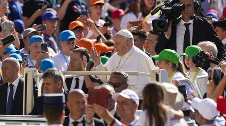 Papst Franziskus kommt zu seiner wöchentlichen Generalaudienz, die auf dem Petersplatz stattfindet. / © Alessandra Tarantino (dpa)