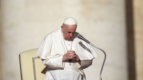 Bild vom Oktober 2022: Papst Franziskus betet während seiner wöchentlichen Generalaudienz auf dem Petersplatz im Vatikan / © Alessandra Tarantino/AP (dpa)