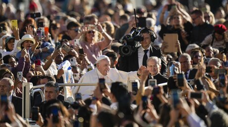 Papst Franziskus kommt zu seiner wöchentlichen Generalaudienz auf dem Petersplatz an / © Alessandra Tarantino/AP (dpa)