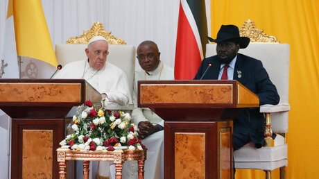 Papst Franziskus und Salva Kiir Mayardit (r.), Präsident des Südsudan / © Paul Haring/CNS photo (KNA)