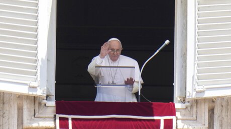 Papst Franziskus winkt während des Angelus-Mittagsgebets  / © Alessandra Tarantino (dpa)