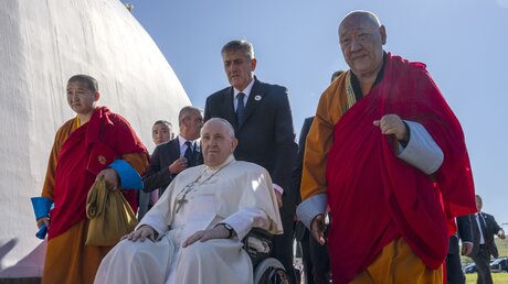 Papst Franziskus kommt zu einem Treffen mit religiösen Führern in der Mongolei / © Louise Delmotte (dpa)