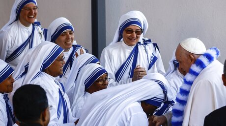 Papst Franziskus (r) mit Missionarinnen der Nächstenliebe / ©  Yara Nardi (dpa)