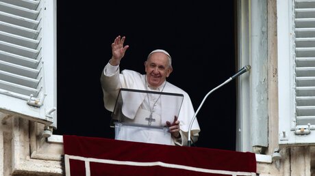 Papst Franziskus beim Mittagsgebet auf dem Petersplatz / © Evandro Inetti (dpa)