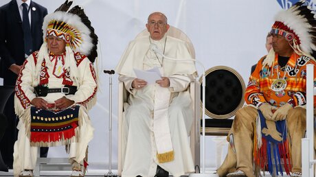 Papst Franziskus spricht und bittet um Vergebung während der Begegnung mit den indigenen Gruppen First Nations, Metis und Inuit / © Paul Haring (KNA)