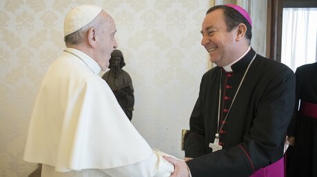 Papst Franziskus und Gustavo Zanchetta / © Vatican Media (KNA)