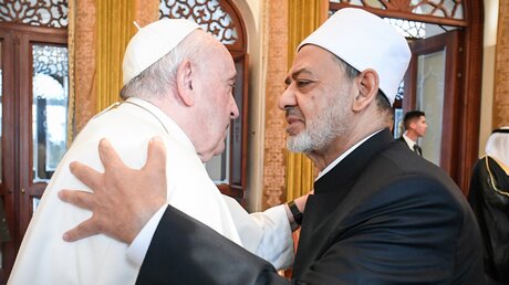 Papst Franziskus und Ahmad al-Tayyeb, Großscheich der Al-Azhar-Moschee / © Vatican Media/Romano Siciliani (KNA)