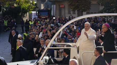 Papst Franziskus trifft in der Kathedrale Santa Maria Assunta ein / © Gregorio Borgia/AP/ (dpa)