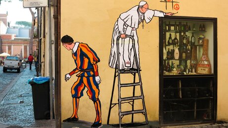 Ein Papst-Graffiti des Künstlers Maupal an einer Hauswand in Rom / © Carol Glatz/CNS photo (KNA)