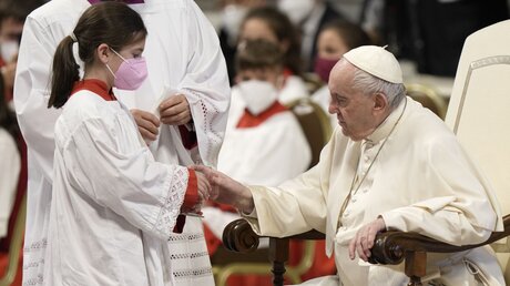 Ein Mädchen bietet Papst Franziskus ein Glas Wasser an / © Andrew Medichini/AP (dpa)