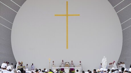 Papst Franziskus feiert eine Messe im Nationalstadion von Bahrian. / © Alessandra Tarantino/AP (dpa)