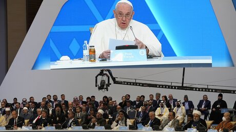 Papst Franziskus auf dem VII. Weltkongress der Religionsführer / © Alexander Zemlianichenko (dpa)