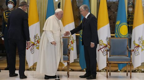 Papst Franziskus (l) trifft Kassym-Jomart Tokajew, Präsidenten von Kasachstan / © Andrew Medichini (dpa)
