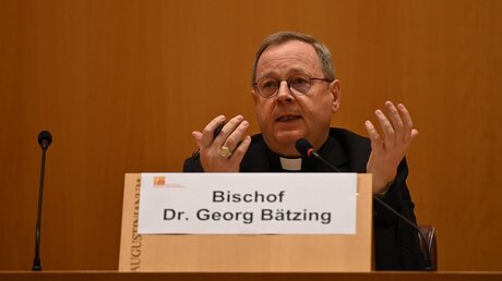 Der Vorsitzende der Deutschen Bischofskonferenz, Bischof Georg Bätzing, spricht auf einer Pressekonferenz / © Johannes Neudecker (dpa)