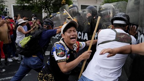 Regierungsgegner protestieren in Lima und stellen sich der Polizei / © Martin Mejia (dpa)