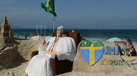 Sandskulptur des Künstlers Rogeau Rodriguez mit dem Motiv von Papst Franziskus und dem Weltjugendtags-Logo aus Sand am Strand an der Copacabana in Rio de Janeiro im Juli 2013. / © Harald Oppitz (KNA)