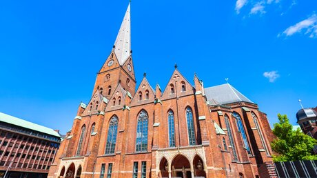 Evangelisch-lutherische Hauptkirche St. Petri in Hamburg / © saiko3p (shutterstock)
