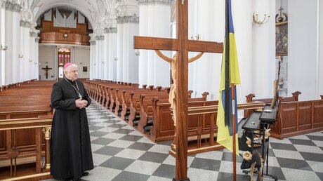 Stanislaw Szyrokoradiuk, Bischof von Odessa-Simferopol, im Gebet / © Francesca Volpi (KNA)
